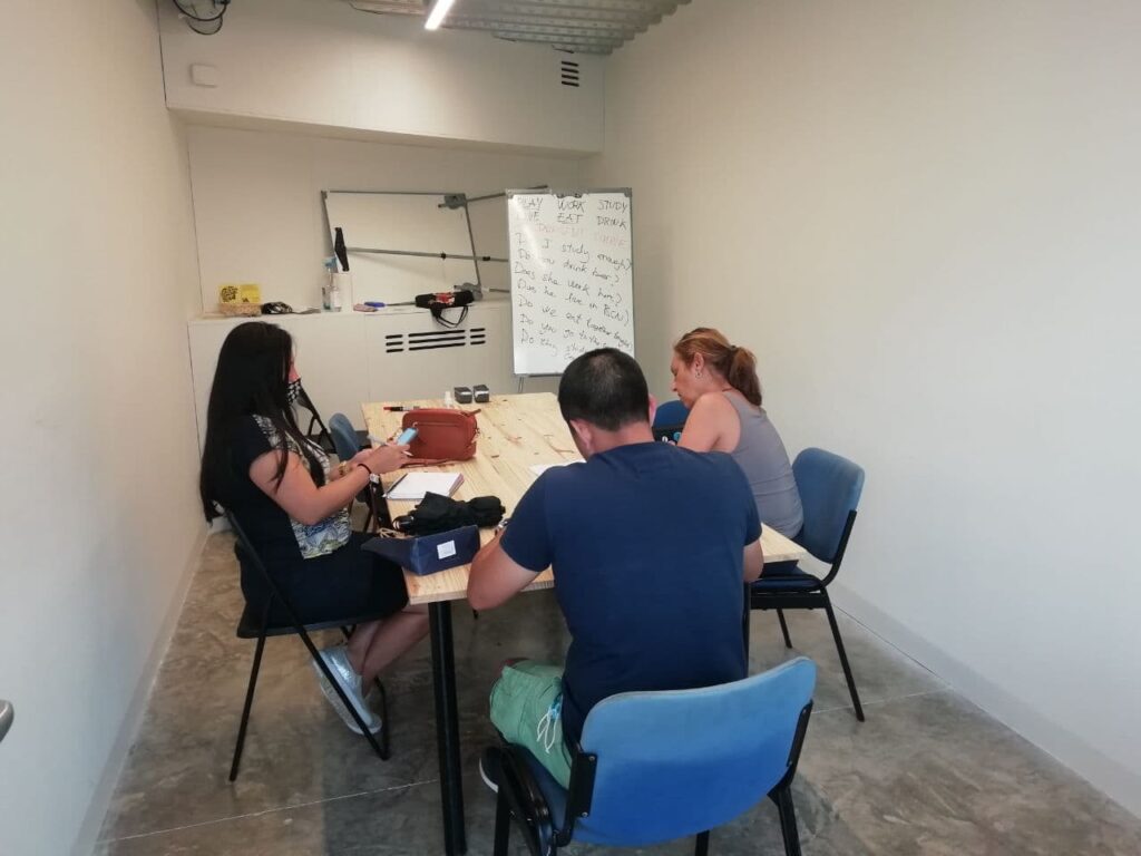 Classes d'anglès amb el Grup d'Habitatge de Sants a La Comunal de Sants